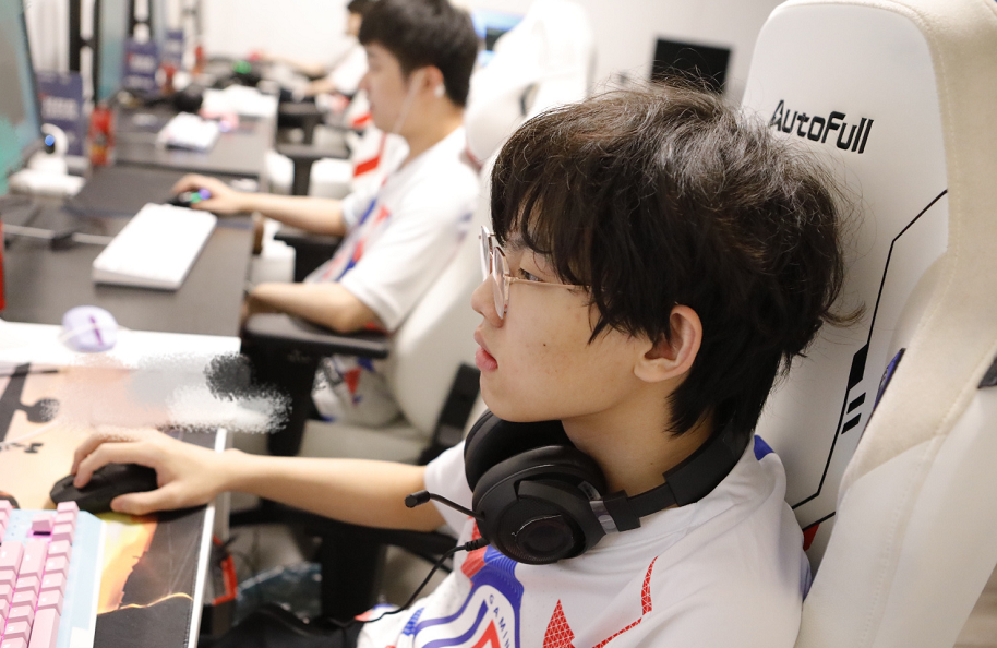 LGD持续连跪，网友为Assum鸣不平？明年能走就赶紧走吧！