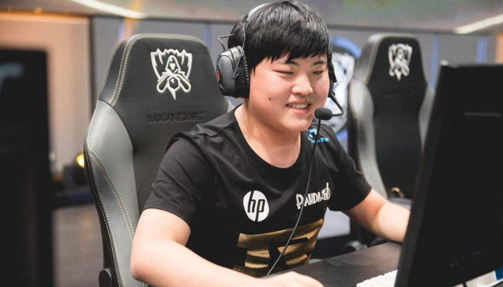 全体起立！55开隔空和水友们互动，UZI都站起来了！