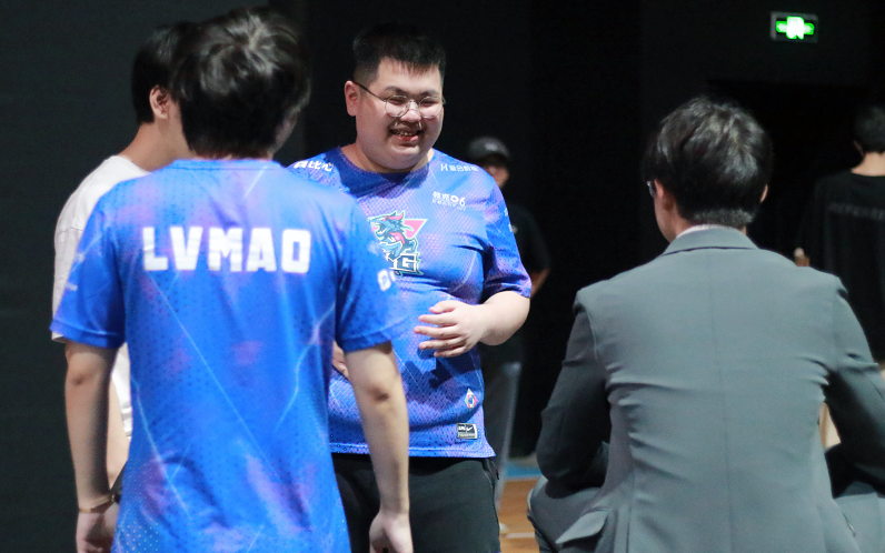 阿乐直播为潘大厨说话？劝大家别喷他了，他一个月工资才3000！