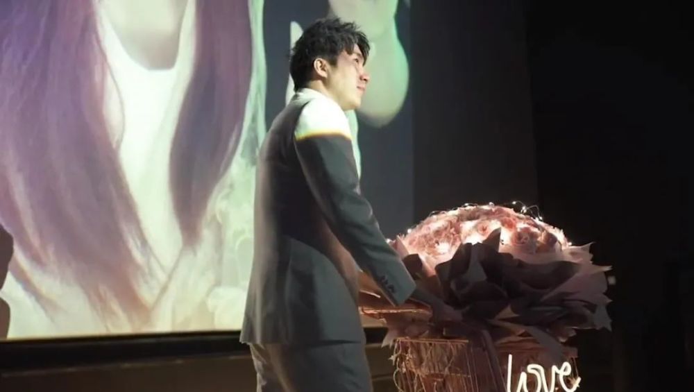 恭喜骚男求婚成功！小茉莉感动到哭，双方父母出镜祝福