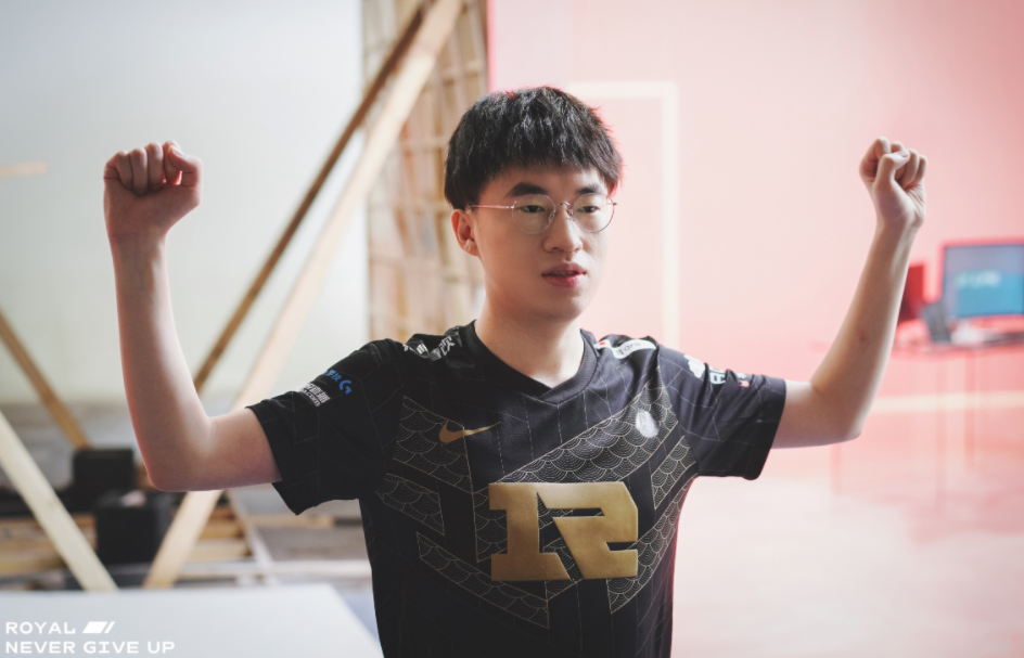 “LPL真假四皇图”火了！RNG沦为气氛组，看到JDG和V5后，笑出声