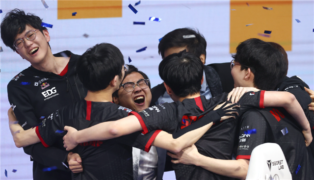 EDG战队突然改名，新名字让粉丝沉默：爱德朱急了下赛季想花钱？