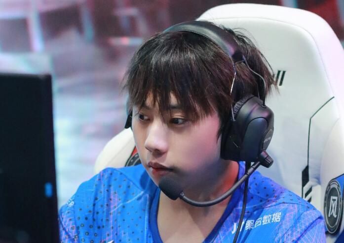 LPL最让人心疼的选手，比赛时流冷汗擦泪，网友都不忍心骂他了