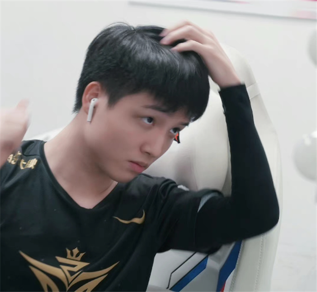 karsa被LPL纪录片整怕了：以后再不会当着镜头喷人，小熊摊手没了