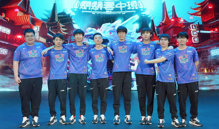 LNG战胜WBG后，Doinb跟阿乐相拥？惨遭网友吐槽：他太会演了！