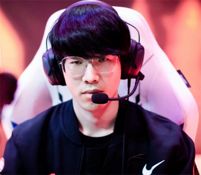 LPL解说晒一阵阵容，被“冲”到多次修改直接破防：以后不公布了