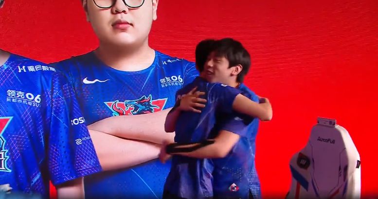 Rookie尽力了，LNG击败V5，Doinb再次打拳庆祝，拥抱阿乐