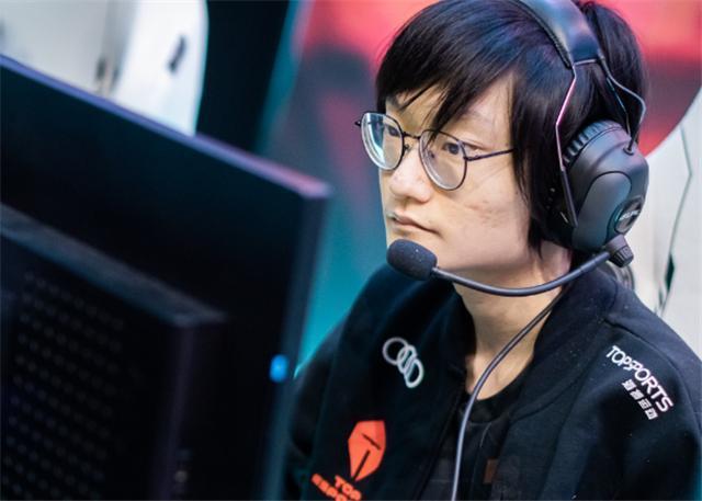 TES夸小天都不忘抬双c，LPL里面有jkl粉丝？硬“洗”被冲到删动态