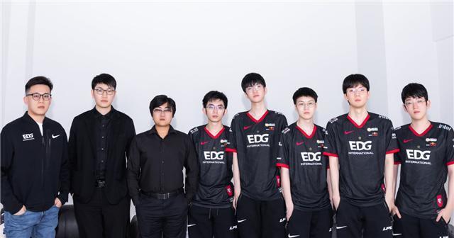 说饭圈谁是饭圈，LPL又出选手“小卡”，封面是4位EDG选手加小虎