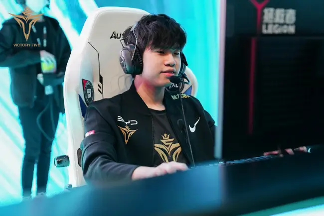 这才是“莫欺少年穷”？Hope被两次下放LDL，归来后终夺LPL冠军！