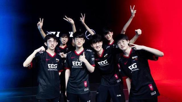 RNG二比三不敌EDG，香锅直播锐评小虎，“生死局永远被对面点菜”