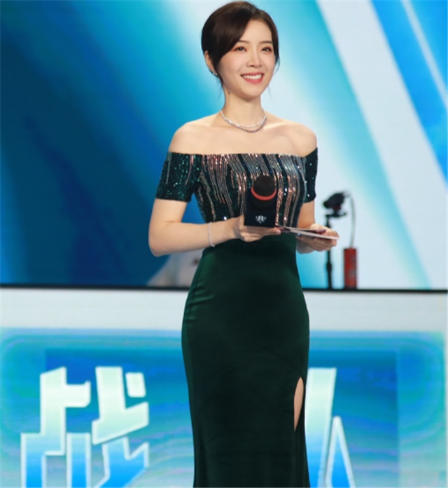 余霜嘉年华还有一套“隐藏皮肤”，风格变化太大，现场人员看愣了