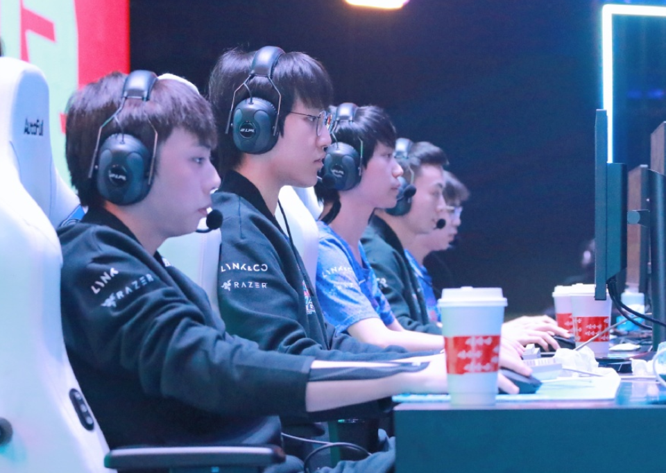 LNG队员心态崩了！Light哭了，Ale被训话！doinb坐立不安