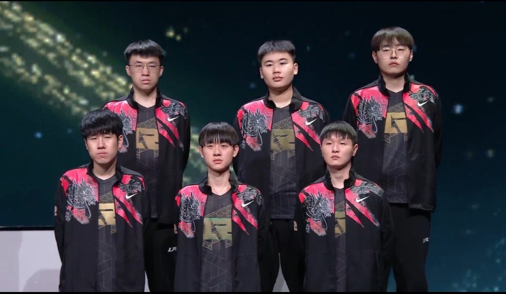 RNG“全员黑脸”引热议！气氛极度压抑，Uzi开天眼，给出完美预言