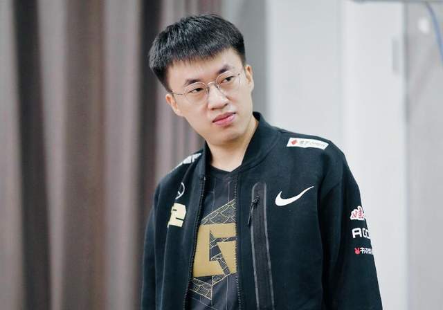 RNG教练提前庆祝，场上故意对EDG做表情，赛后被无情嘲讽