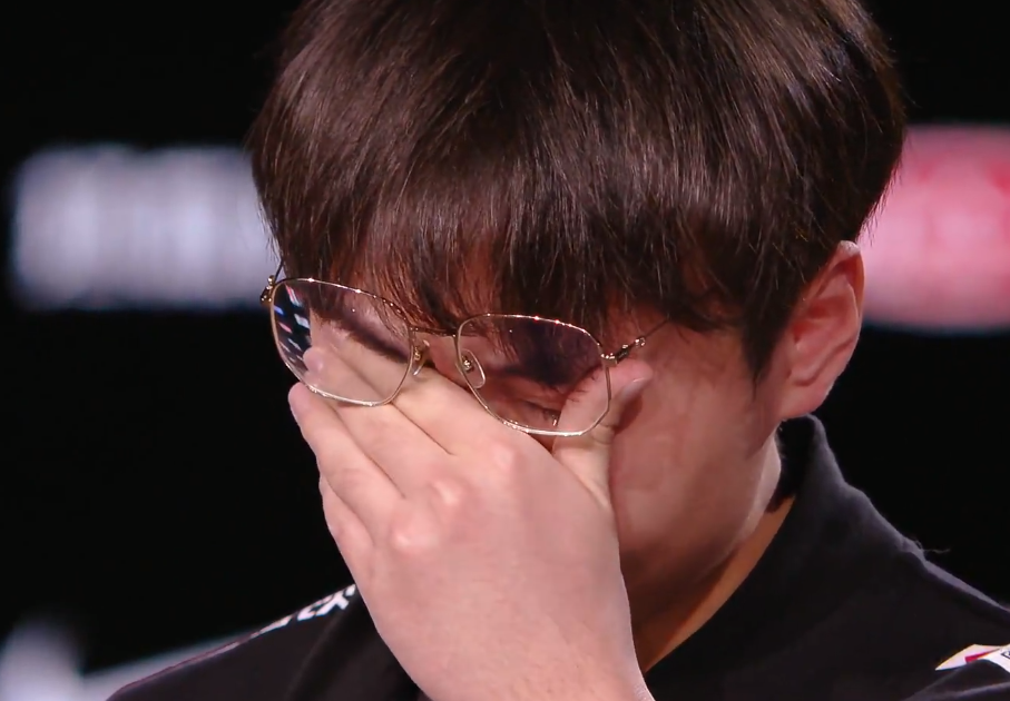 作为RNG晋级世界赛最大功臣，呼吸哥赛后接受采访，泣不成声