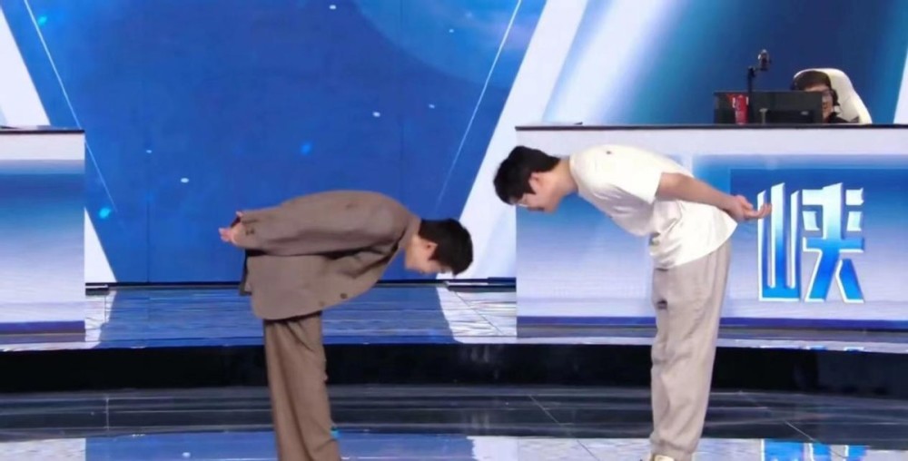 明星表演赛宁王出任教练，有说有笑气氛轻松，粉丝：像极了在网吧