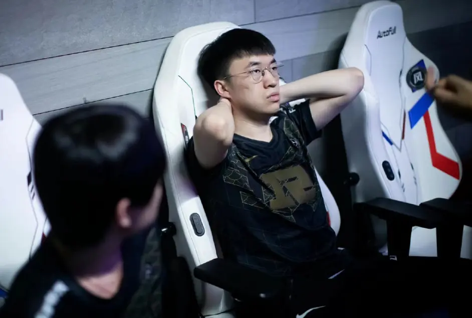 RNG战胜LNG晋级世界赛，Uzi预言：想赢比赛只能靠阿乐