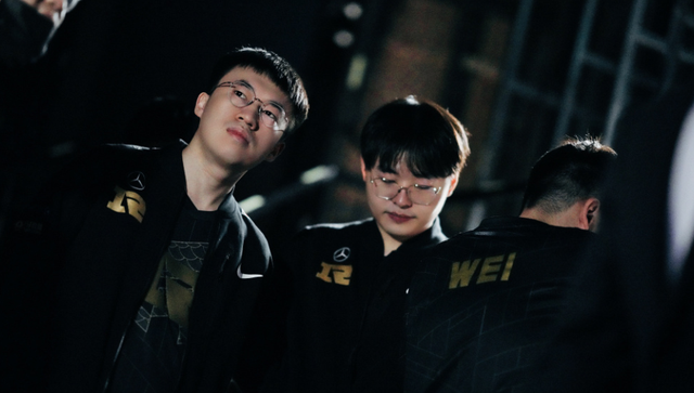 RNG晋级S12朱开掩面痛哭，网友调侃：比S11夺冠都激动！