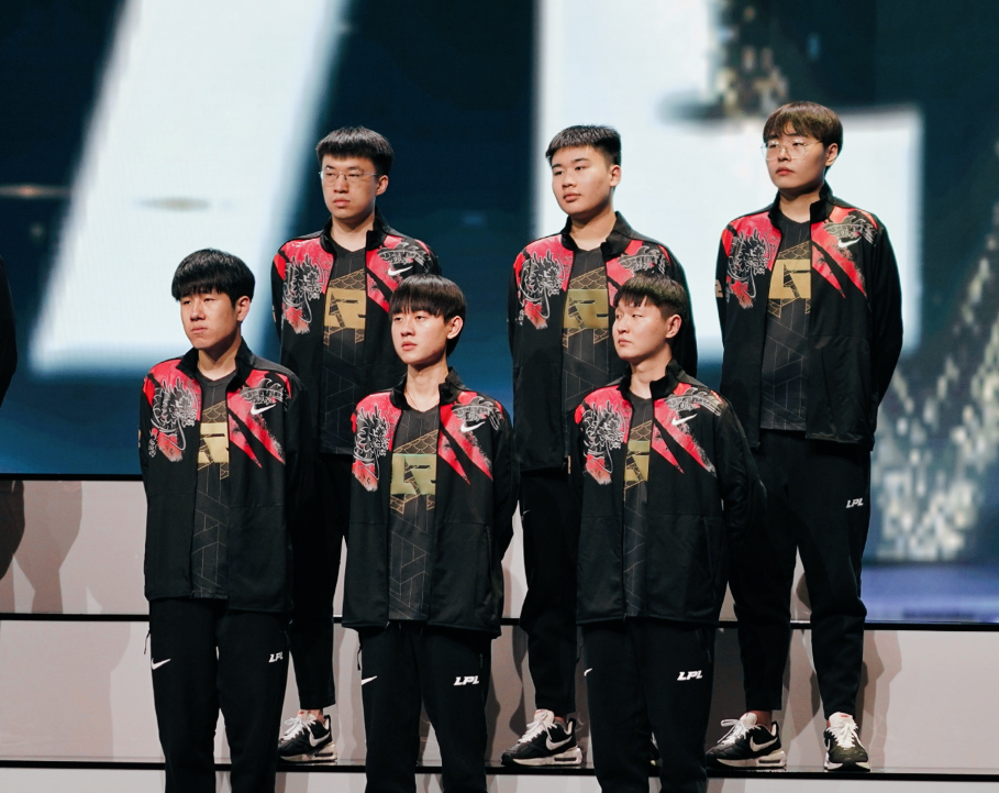 “RNG夺冠被拳头针对”，笑笑谈RNG状态下滑，S赛会迎来转机！