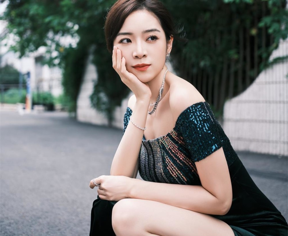 被冲上热搜一天，余霜终于措辞解释：没有生气，也没有不好的意思