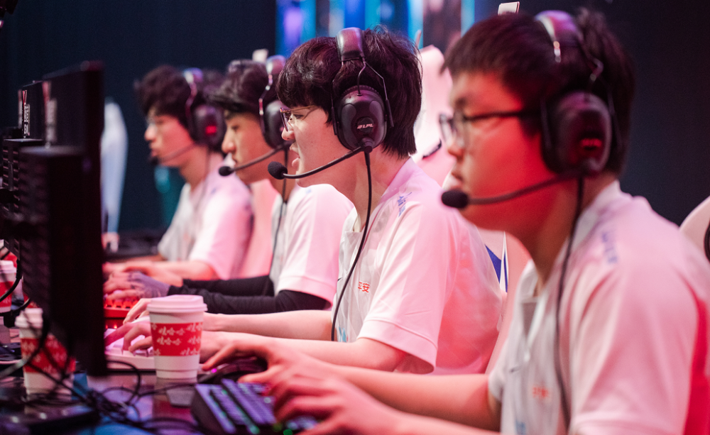 夏季赛刚结束，BLG教练叉烧就离职？选手签约的时间却个个都很长