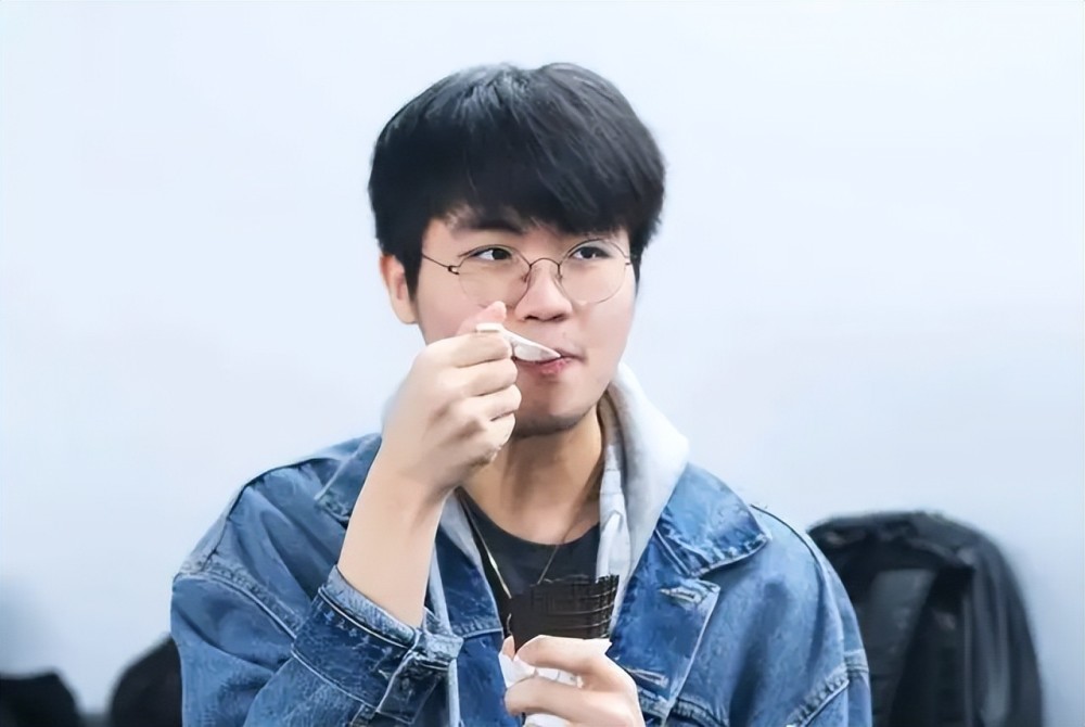 姿态和水晶哥直播间集体被封？两人同时休播，网友：度蜜月去了！