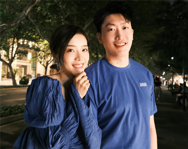 抓机会能力太强了，余霜、管泽元情侣装出游，她却被柴犬亲了一下