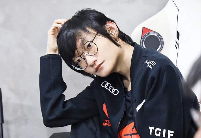 小天对doinb落井下石，LNG淘汰后小天很开心，在现场跳舞庆祝