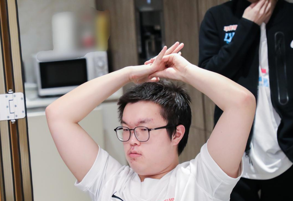 LOL：冷少爆料DK和BLG训练赛结果，Bin完爆牛宝，大B不退役