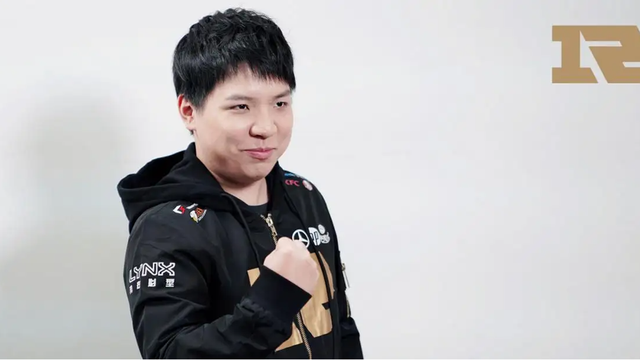 看完“西域美人”，AJ按捺不住COS春丽，网友：重装塔姆上线