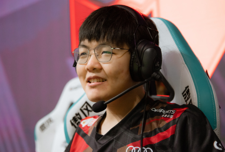 恭喜369！被评为S12最强上单！圣枪哥、Wayward和呼吸哥第2档