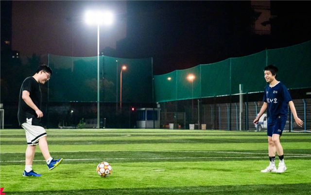 Uzi绿茵场上联动厂长，一记咸“狗”手出招，若风：请求加入