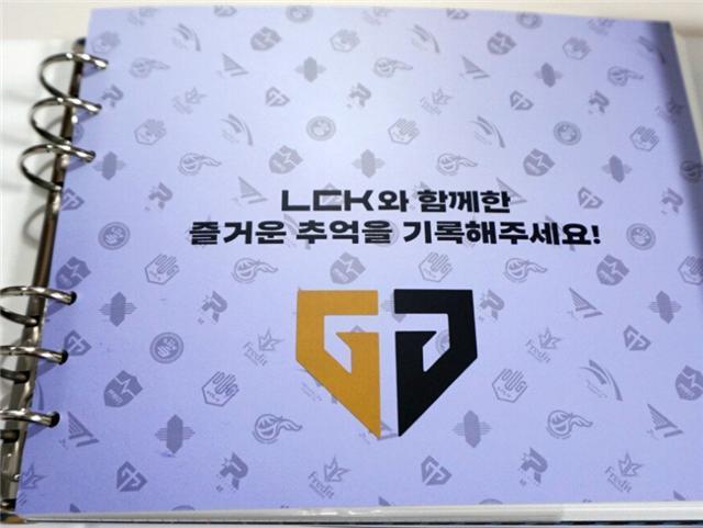 LCK发布十周年周边，观众反而羡慕LPL：这些才是我们真正想要的