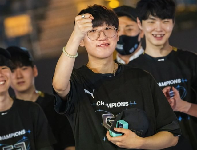 继尺帝之后，又一位LPL选手被冲到分手：仅仅和好一个月就无奈分开