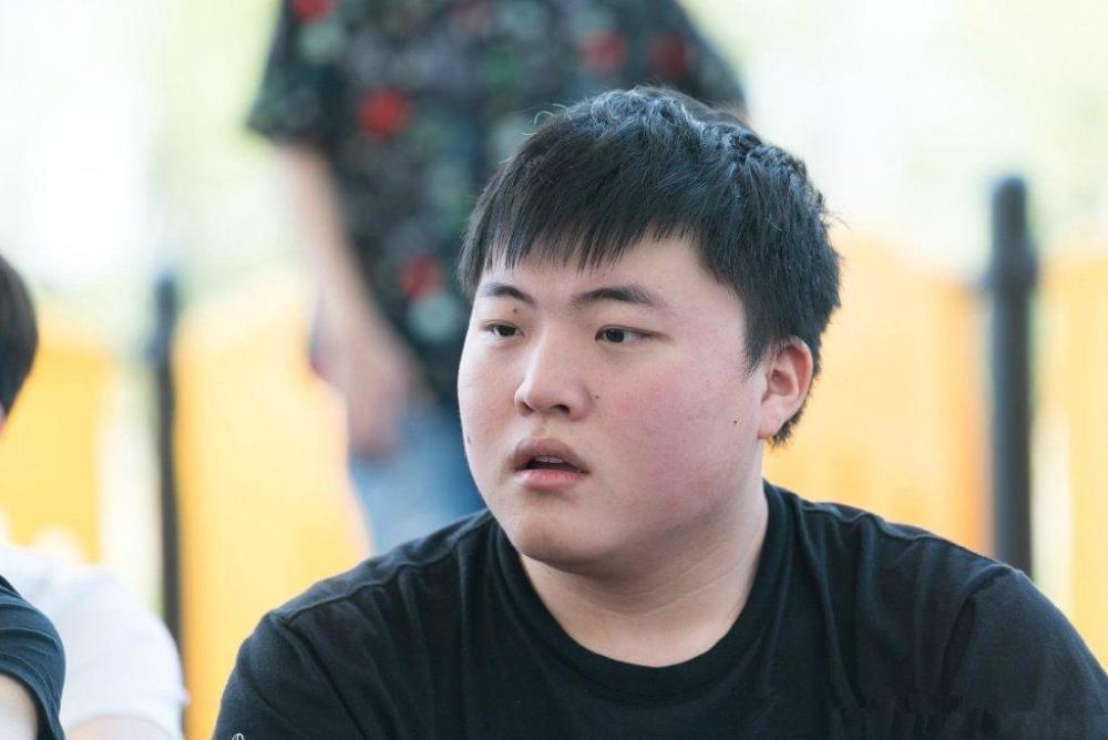 LOL：Uzi复出一事有新消息，11月份之后Uzi回归赛场，宁王很抢手