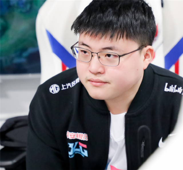 “你不会真去RNG门口了吧”？乌兹突然请假，原来是去参加婚礼了