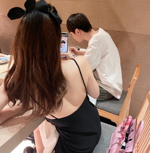 Doinb手上175万手表“退役”了，新表450万，T恤却是几十块