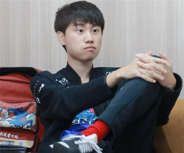 3位老IG成员齐聚，theshy满面笑容撒娇，rookie：羡慕你状态