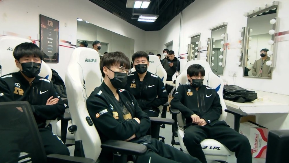 RNG赔率超越EDG，宣传照却引发争议！战队策划背大锅，官博秒删