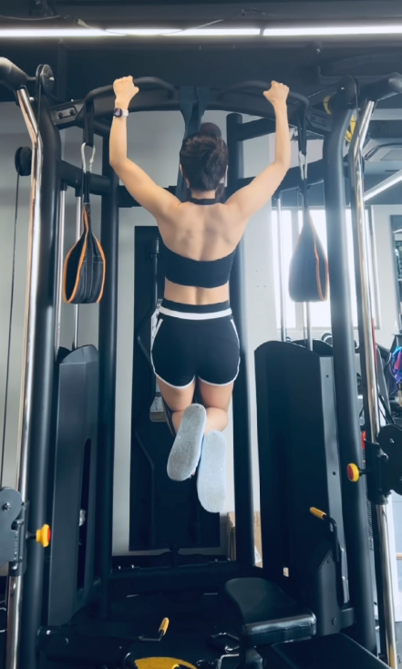 LPL主持人余霜更新健身日常：每天都锻炼了（组图）