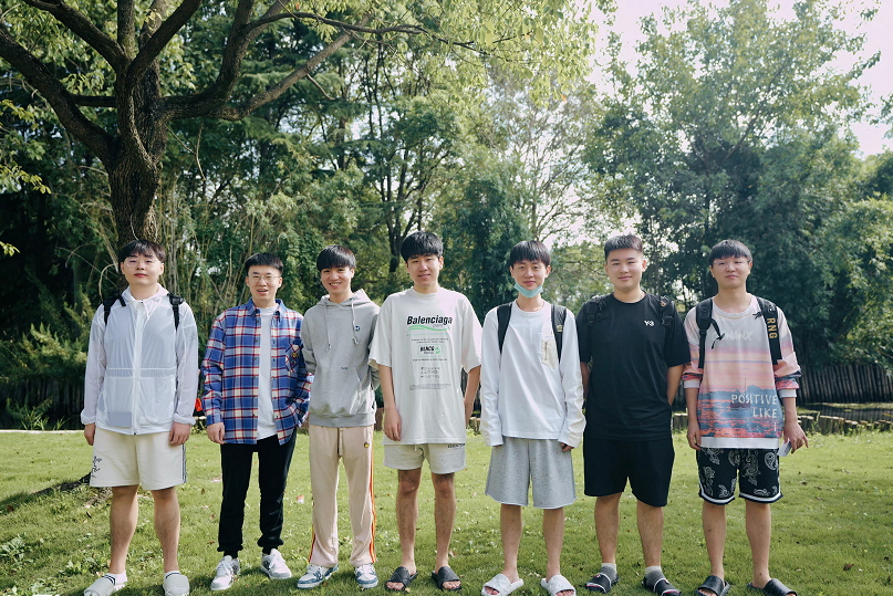 RNG出征，老队友送机，曝光小虎一桌子保健品，张导：我也要补