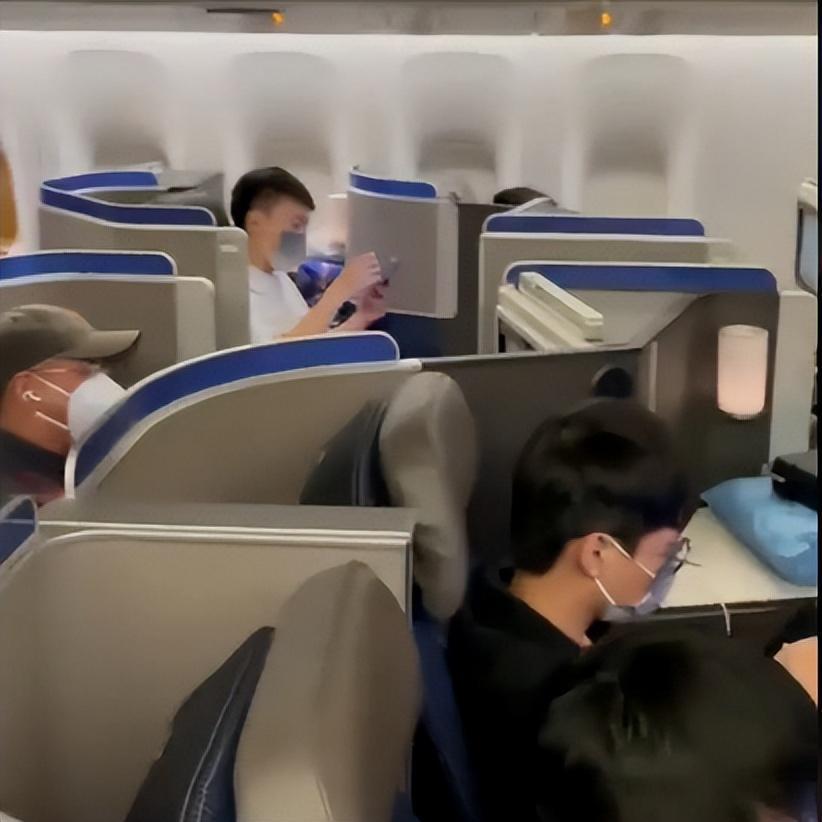 RNG升级商务舱，有钱升舱没钱还债，难怪路人缘一败到底！