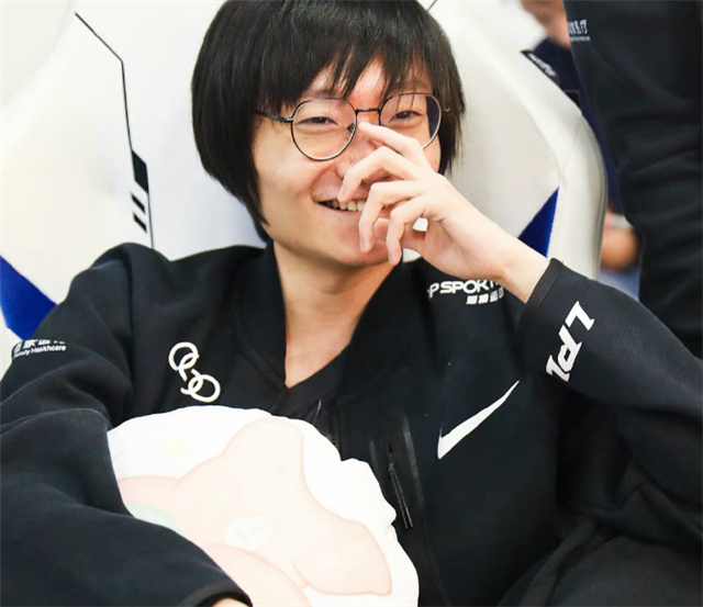 khan发长文停播并告别4位“队友”：没有你们的帮助，我走不到现在