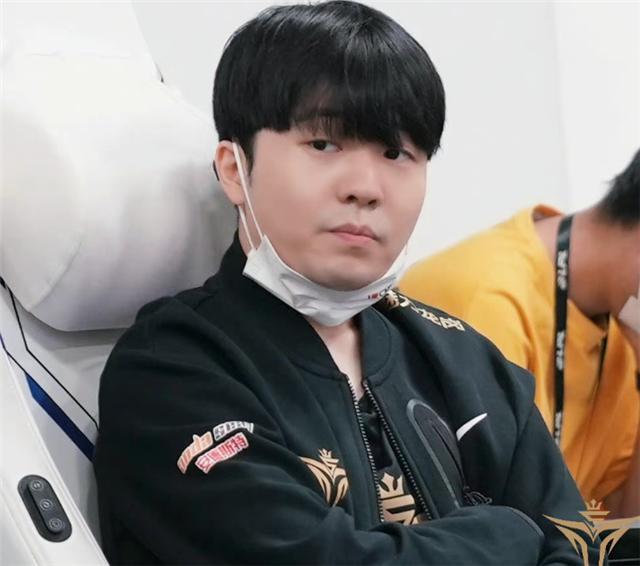 rookie直呼jkl一卡难求，他的签名卡卖到6万多，翔松双人卡八万？