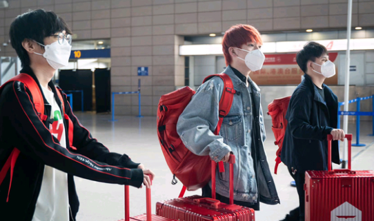 LPL赛区4队出征图流出，阿水红发极吸睛，RNG略显朴素