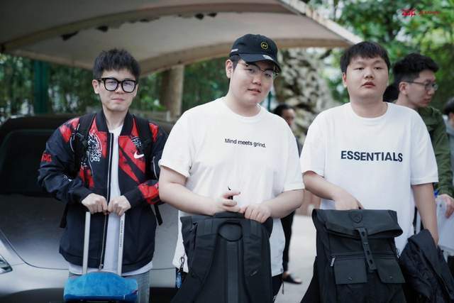 JDG财大气粗！12人团队出征S12世界赛，Missing身材格格不入