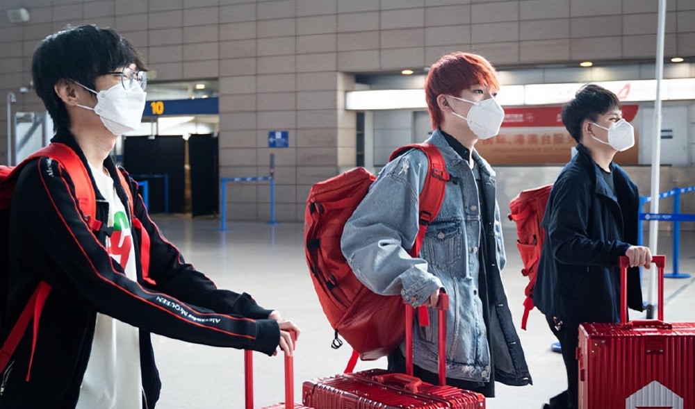 JDG机场照曝光，阿水红发太抢眼，实力被低估，不在前20，很气愤