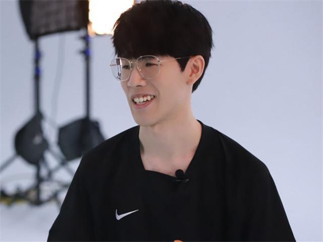 theshy被T1粉丝gank忙退游，rookie看义进摇唏嘘：不经典