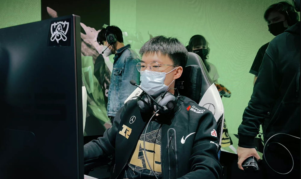 RNG爆冷翻车，Beryl鞠躬图火了，王多多挨喷，MLXG差点开香槟